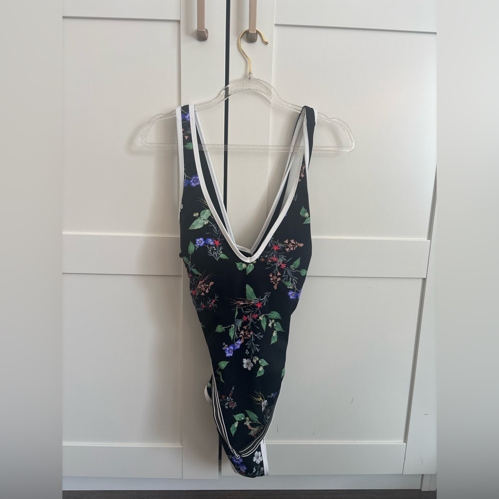 Athleta Gold Coast One Piece Swimsuit Medium NWT Black and Floral Beach Pool - Picture 2 of 5
